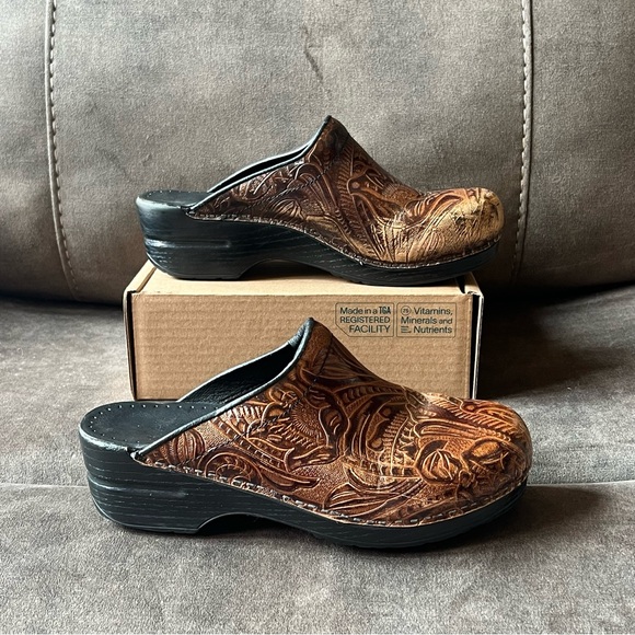 Dansko Brown Embossed Clogs GUC - Picture 1 of 9
